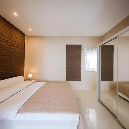 Zelic Apartment *